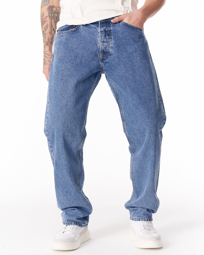 Martin Valen blue loose-fit men's jeans, front waist and hip view showing relaxed fit and pocket