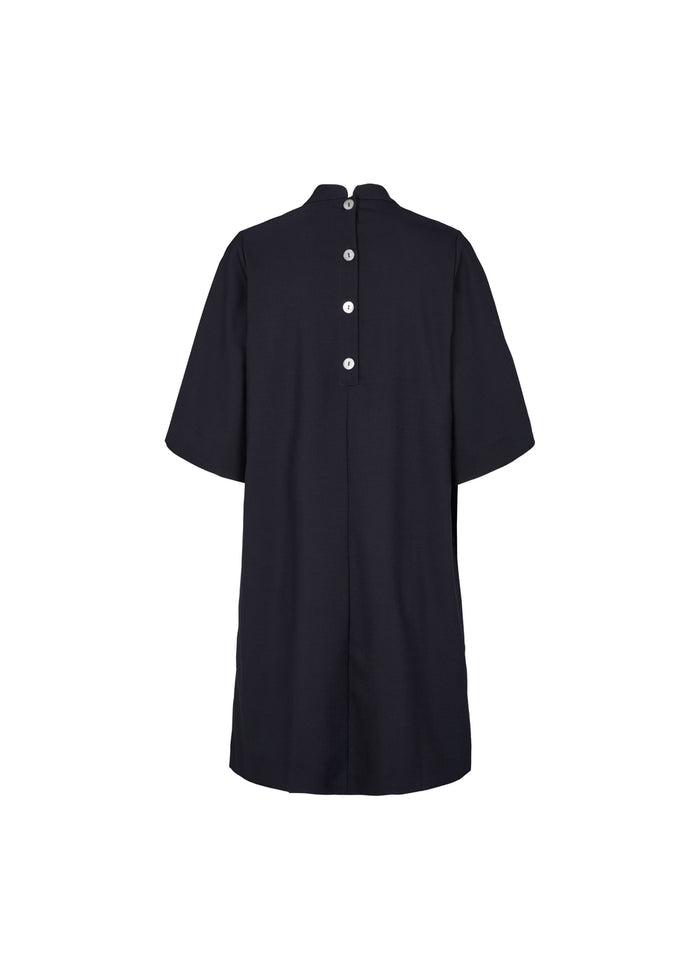 Mørk navy kjole set bagfra med rund hals, knapper i ryggen og korte, vide ærmer