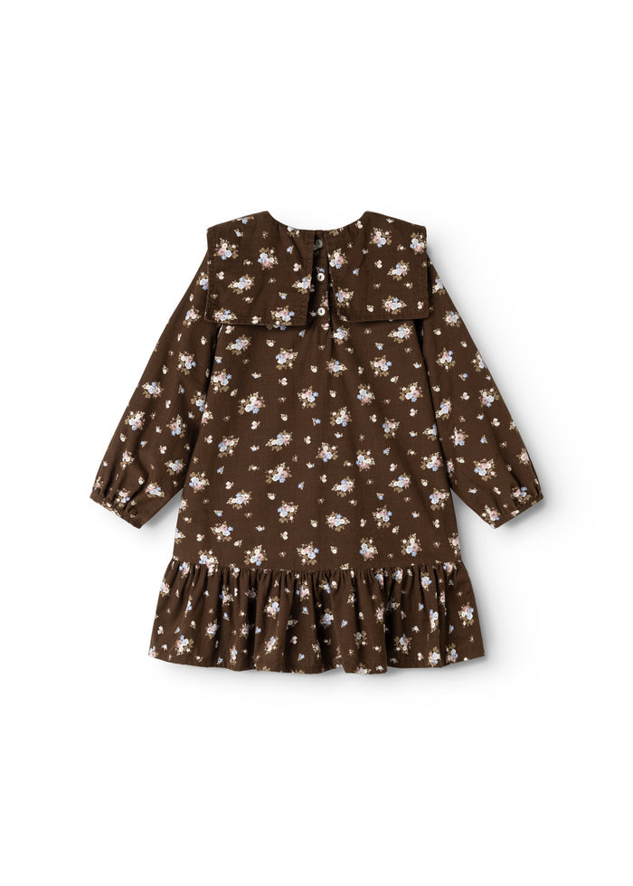 Floral dress with round neckline and flower print, plus a voluminous skirt.