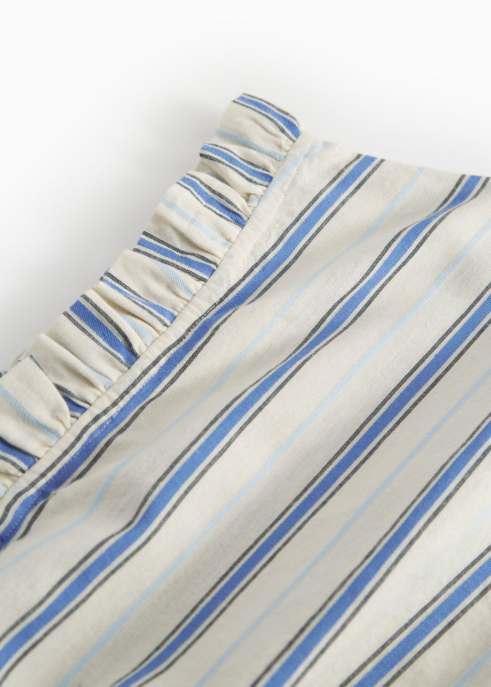 Detalje af stribet chambray-kjole med flæsekant og blå striber
