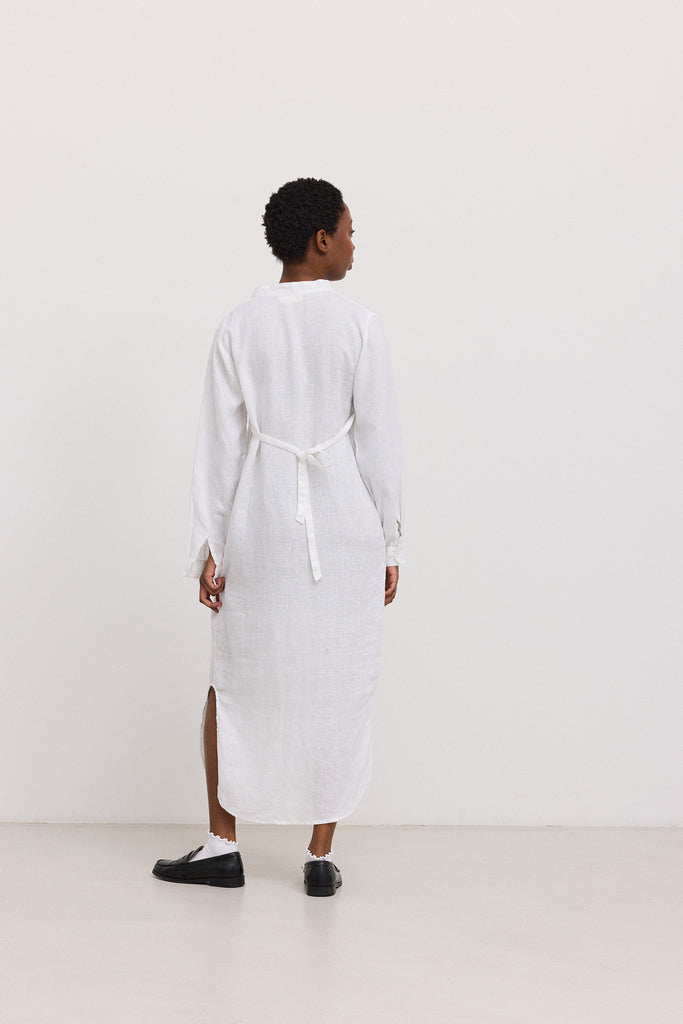 Hvid lang skjortekjole med bindebånd i taljen og knaplukning.