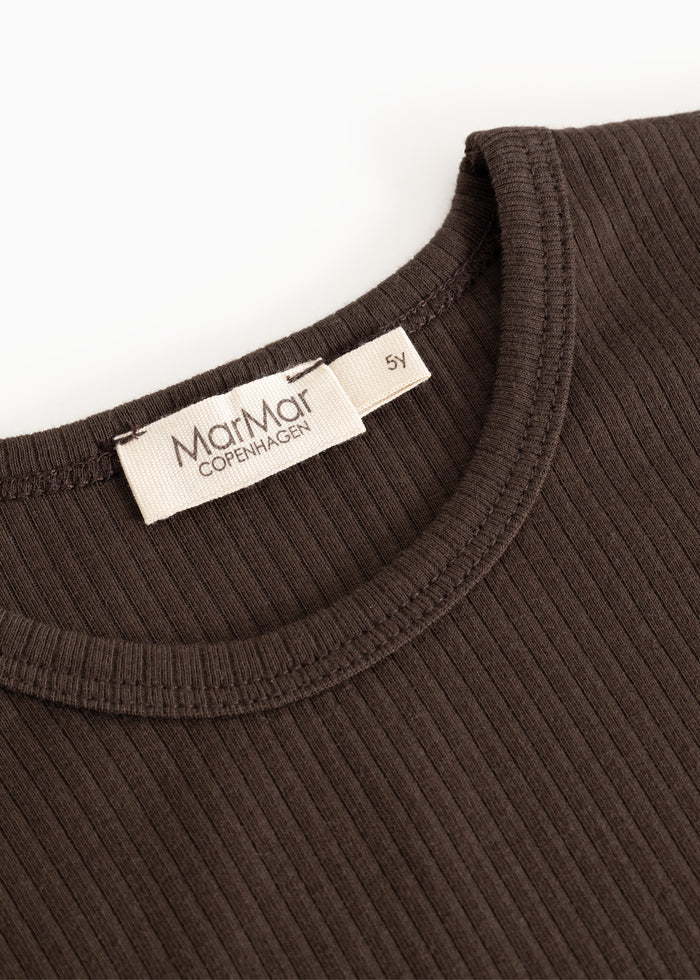 Details of a brown ribbed dress collar with a tag in the neck area.