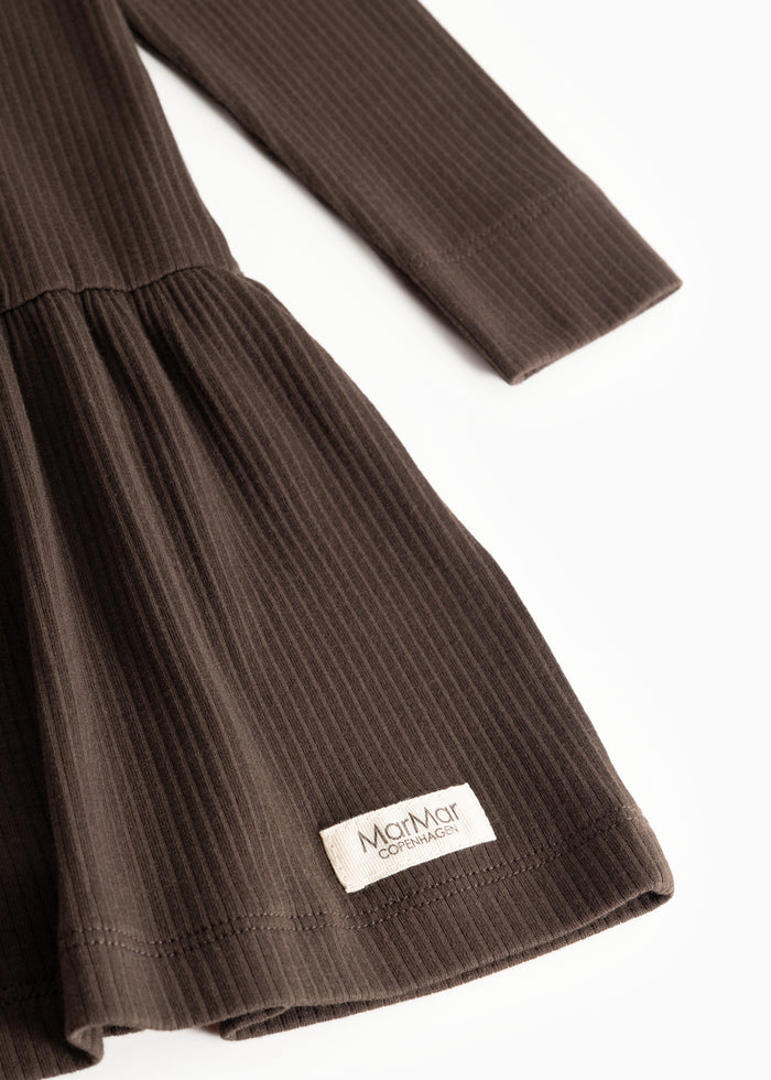 Details of the ribbed skirt and label at the edge of the skirt