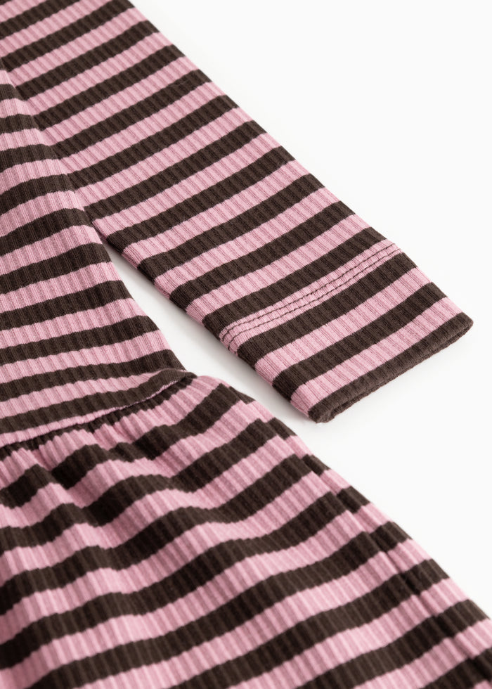 The striped skirt with long sleeves, cuff, and ribbed edge in dark pink and dark brown.