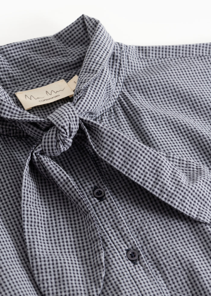 Ternary collar with a lace band and button post.