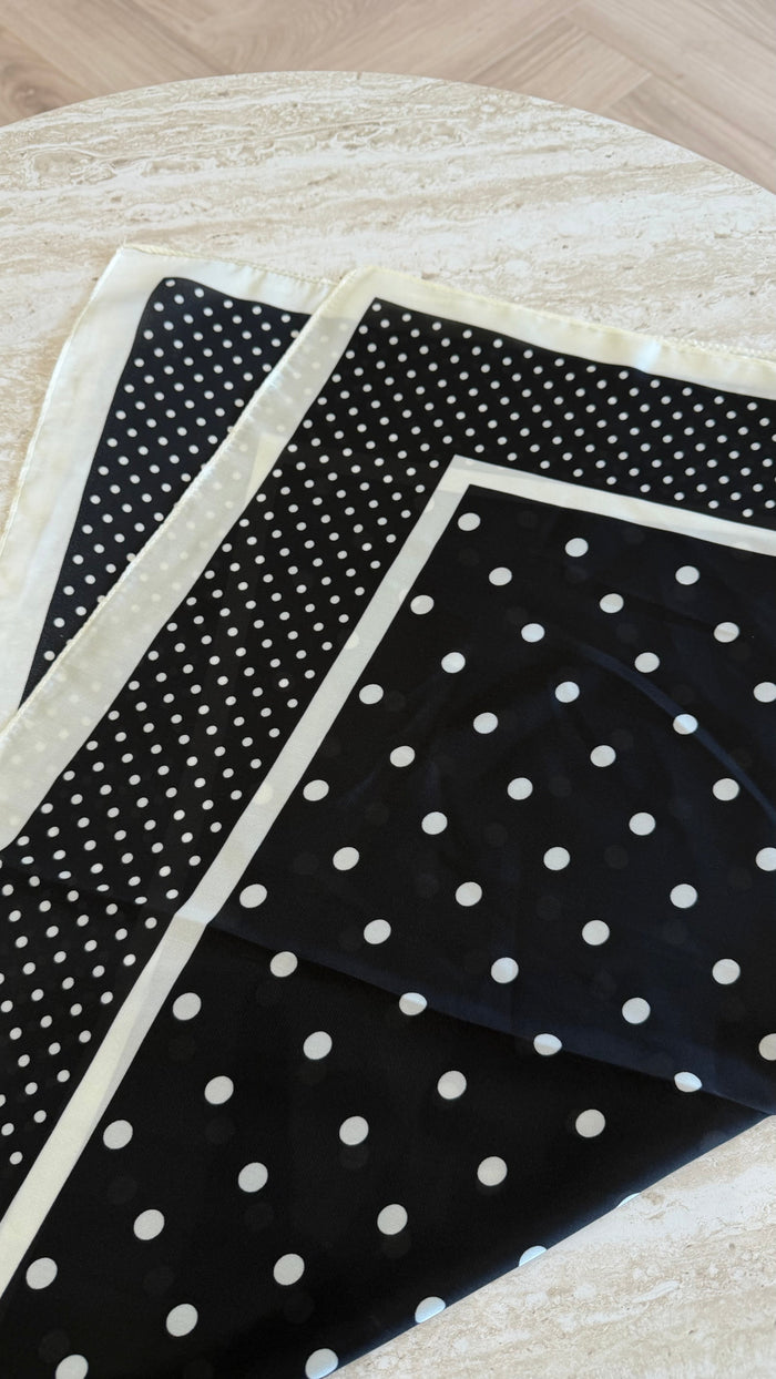 Foulard carré à pois noir DS.Sélection