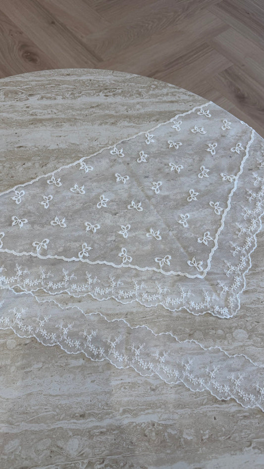 Foulard triangle à dentelle blanc DS.Sélection