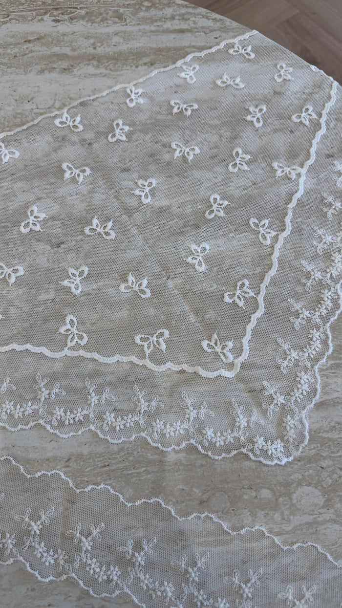 Foulard triangle à dentelle blanc DS.Sélection