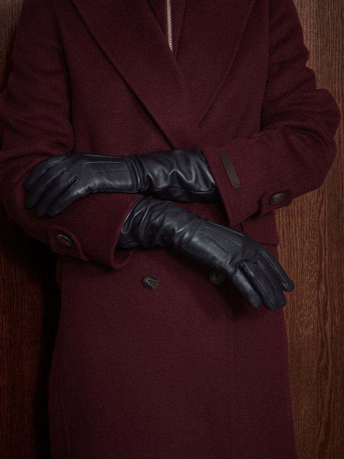 Modelshot / Black/ Detail