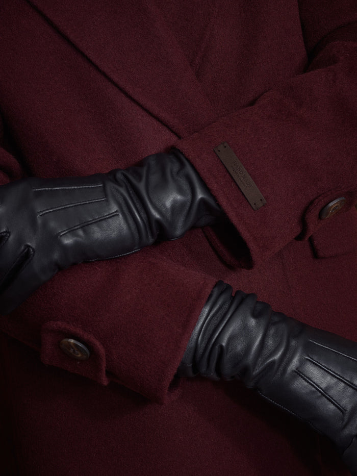 Modelshot / Black/ Detail