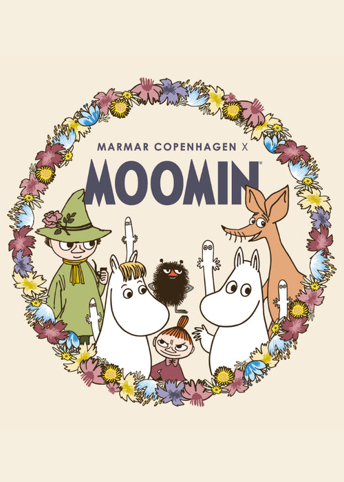 Børne regndragt med rund Moomin-illustration og blomsterkrans
