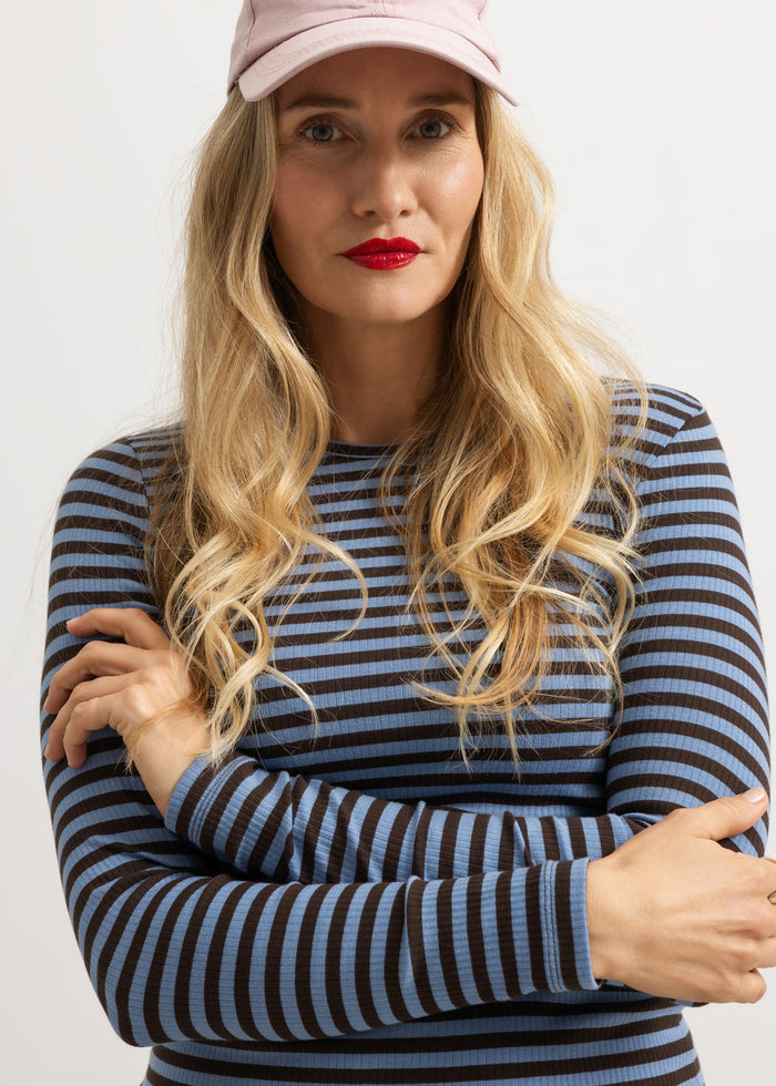 Person with striped long-sleeve T-shirt with round neck and dark/light stripes