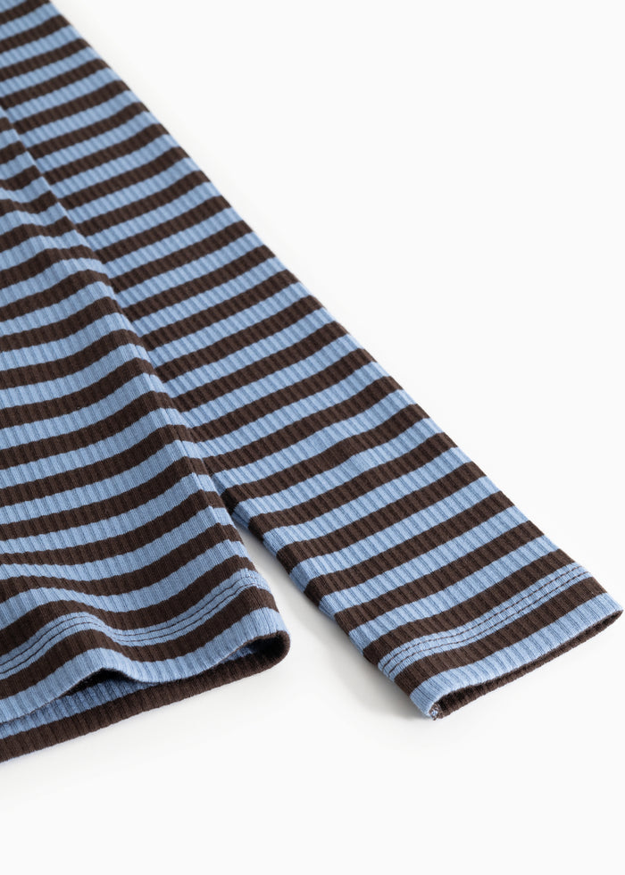 Long-sleeve T-shirt with striped long sleeves, dark and light stripes.