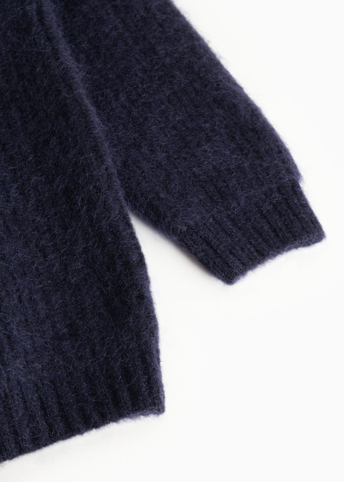 Tavon W cardigan in dark melange with ribbed cuffs.