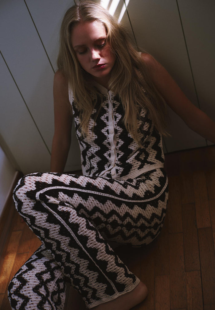 Zero Neck Vest - ICE MILK/BLACK